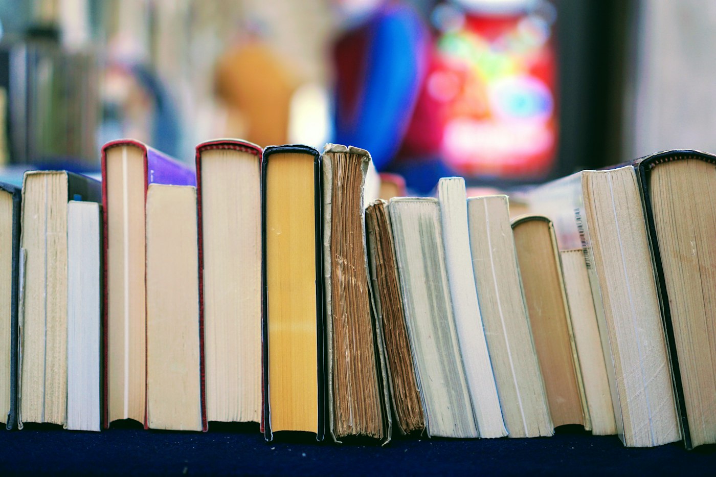 Стопка книг на світлому тлі