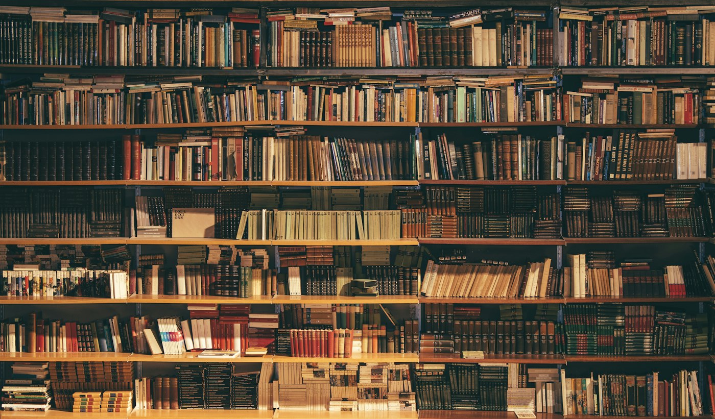 Довгі полиці з книгами в залі